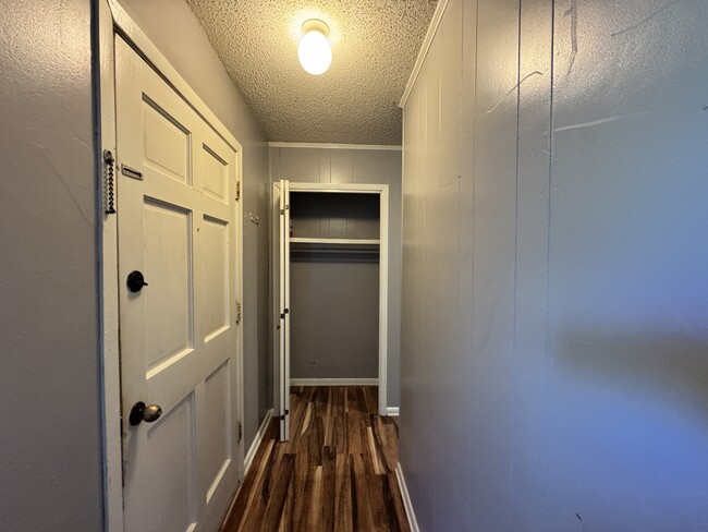 Foto del edificio - 203 E John Sims Pkwy