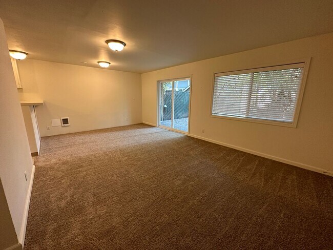 Building Photo - South Tabor 3 Bedroom 1 Bath Duplex Unit -...