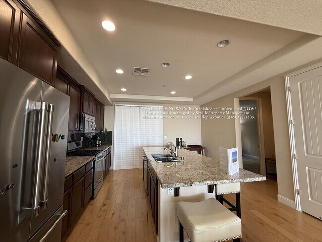 Foto del edificio - Stunning Tri-Level Townhouse with Bay Views!