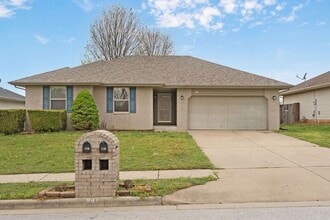 Building Photo - 841 S Hazelnut Ave