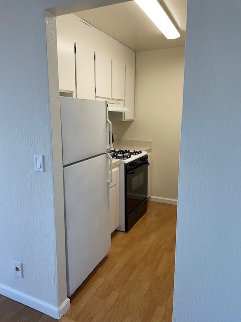 Kitchen, refrigerator and stove - 801 Franklin St
