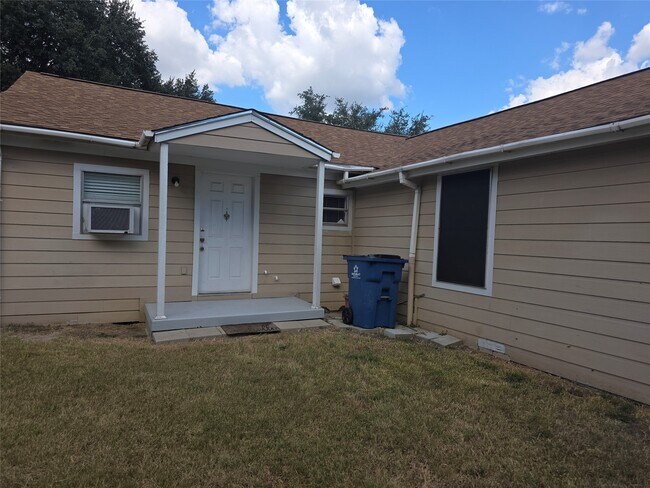 Building Photo - 601 W Washington Ave