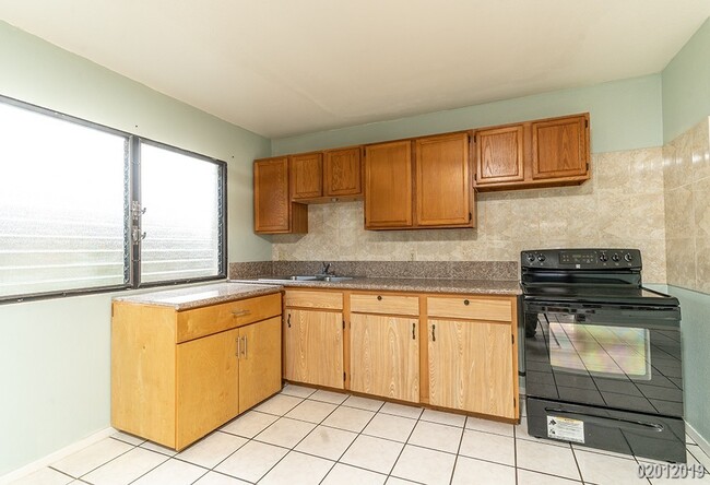 Building Photo - 3BR/2BA/2PKG(TANDEM) STREET LEVEL UNIT IN ...