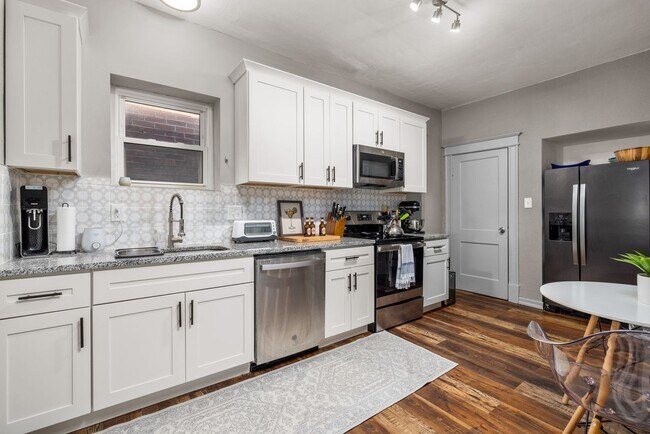 Foto del edificio - Beautiful home with fenced in yard and covered rear deck in Southwest Garden JANUARY IS FREE