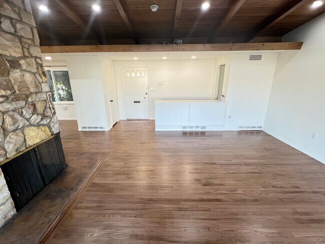 Foto del edificio - Wonderfully Upgraded 3 Bedroom 2 Bath Fullerton Home with Office!