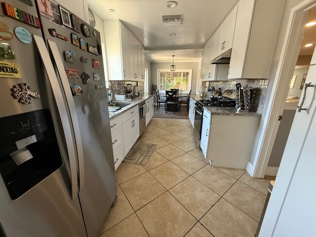 Foto del edificio - 10625 Dempsey Ave