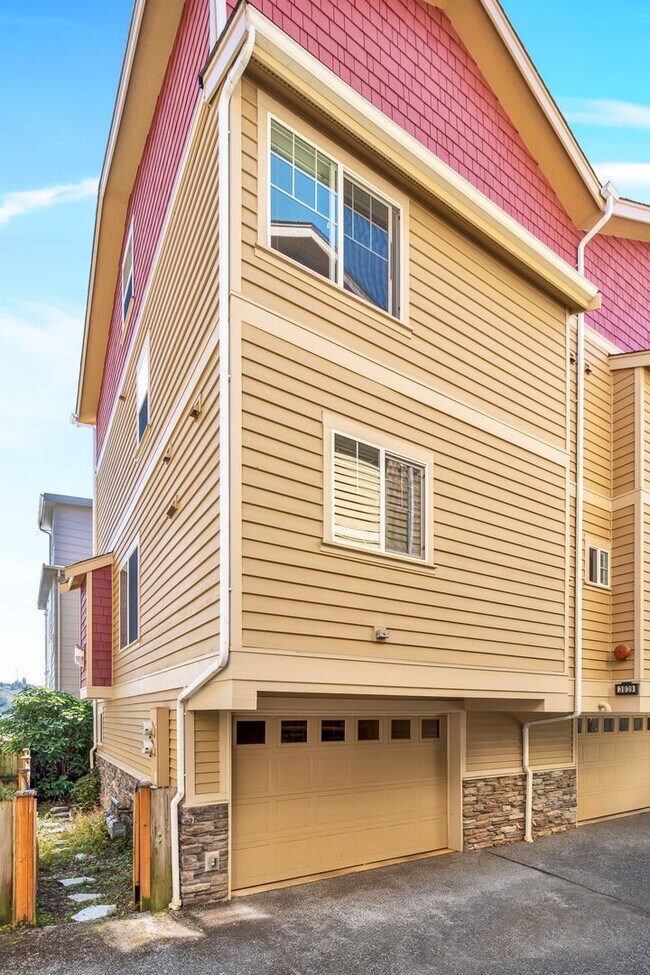 Building Photo - Spacious 3-Bedroom Townhouse in the Heart ...