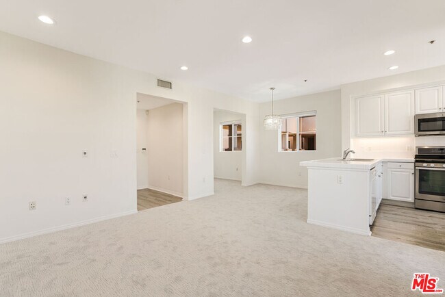 Building Photo - 6020 S Seabluff Dr