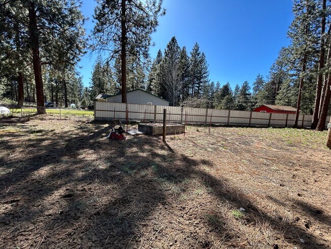 Foto del edificio - 2BD/2BA Home located in the Deschutes River Woods neighborhood with 2 master suites!