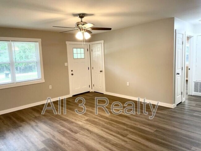 Building Photo - 117 Hillpine Trl