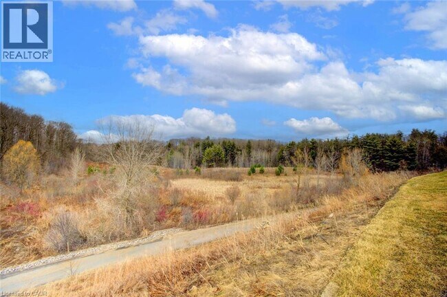 Photo du bâtiment - 261 Woodbine Ave