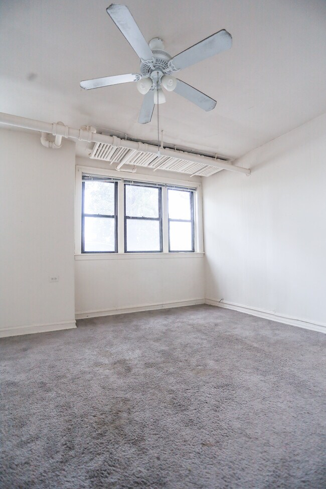Building Photo - 2043 W Wellington Ave