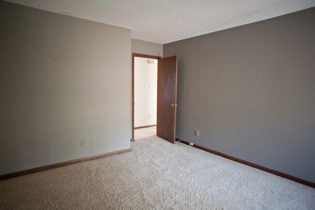 Foto del edificio - Spacious duplex just minutes from downtown