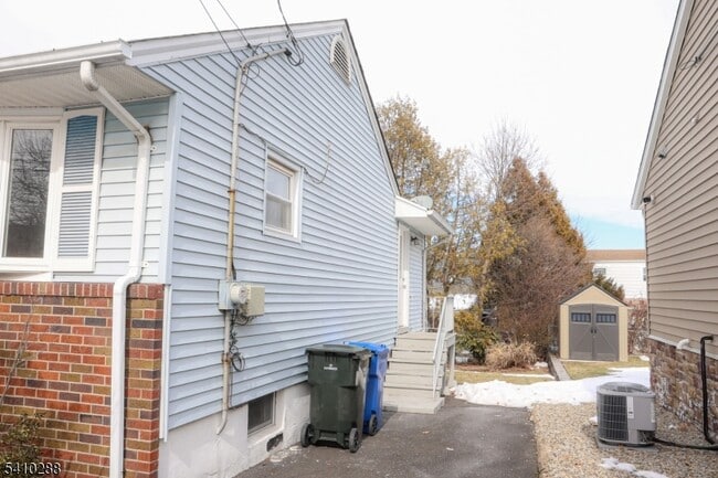 Foto del edificio - 118 Hobart Ave