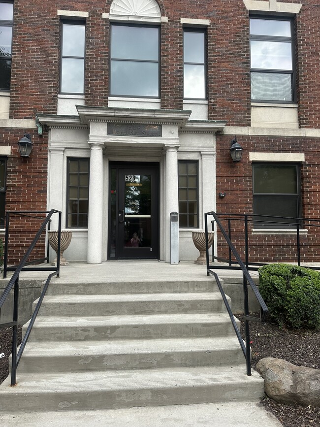 Building Photo - 528 N New St