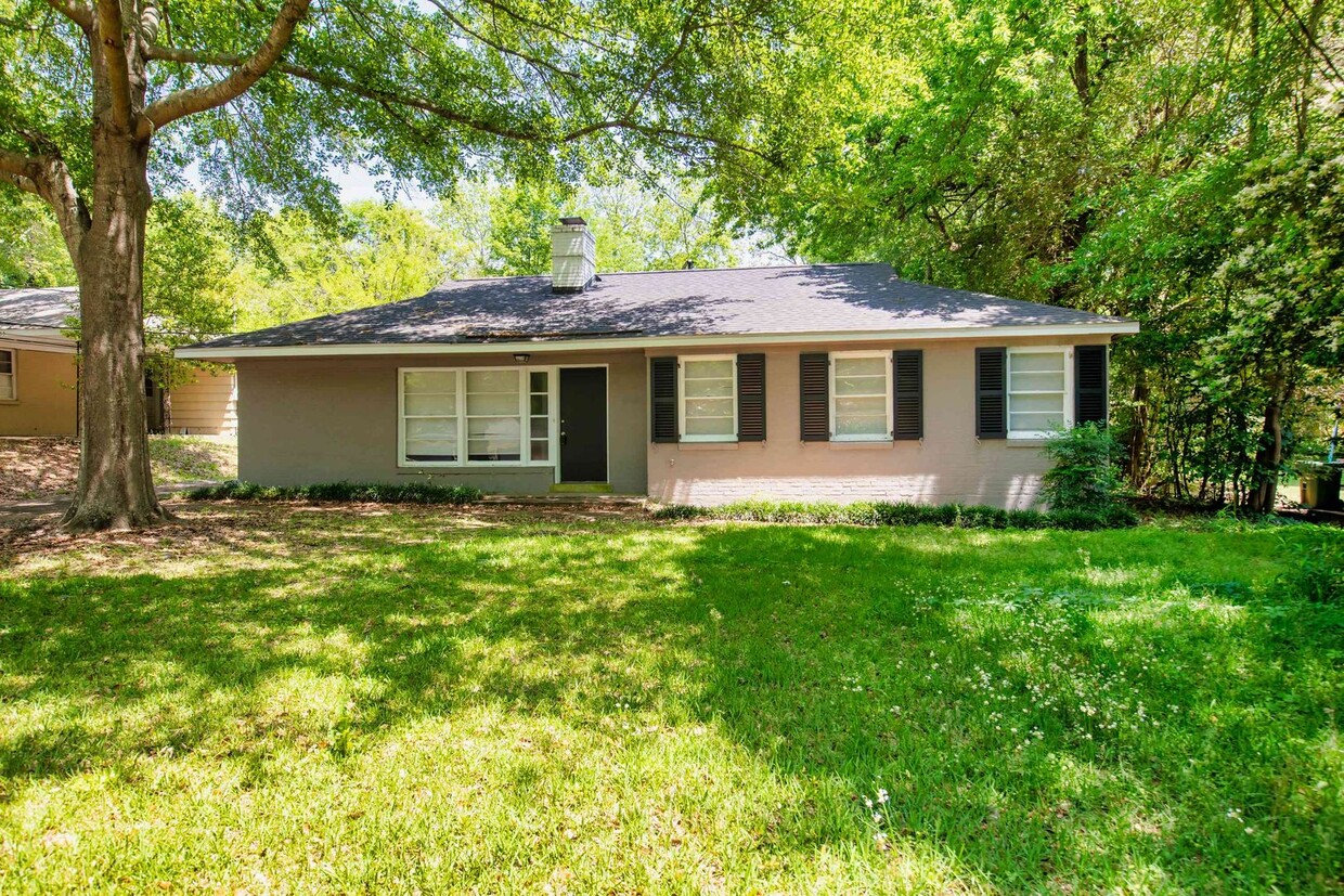 Foto principal - ** 4 Bed 2.5 Bath located in Mcgehee Allen...