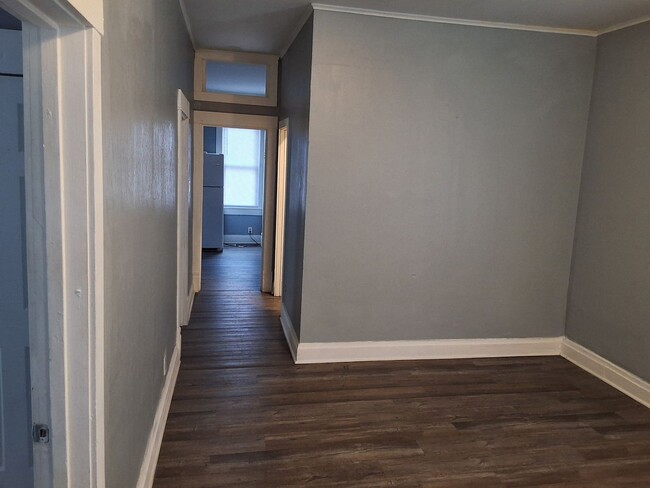 Building Photo - Welcome to this charming 2 bedroom home lo...