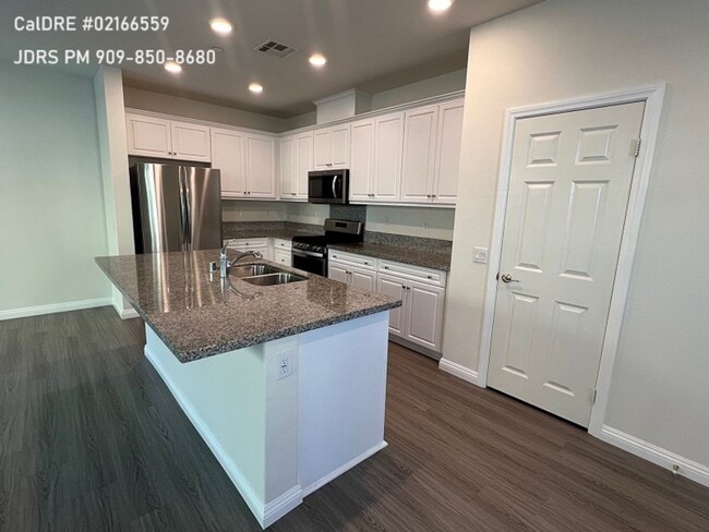 Building Photo - Ontario 4 bedroom Home