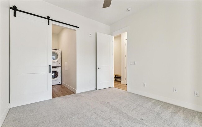 Building Photo - Beautiful 1 Bedroom 1 Bathroom In The Desi...
