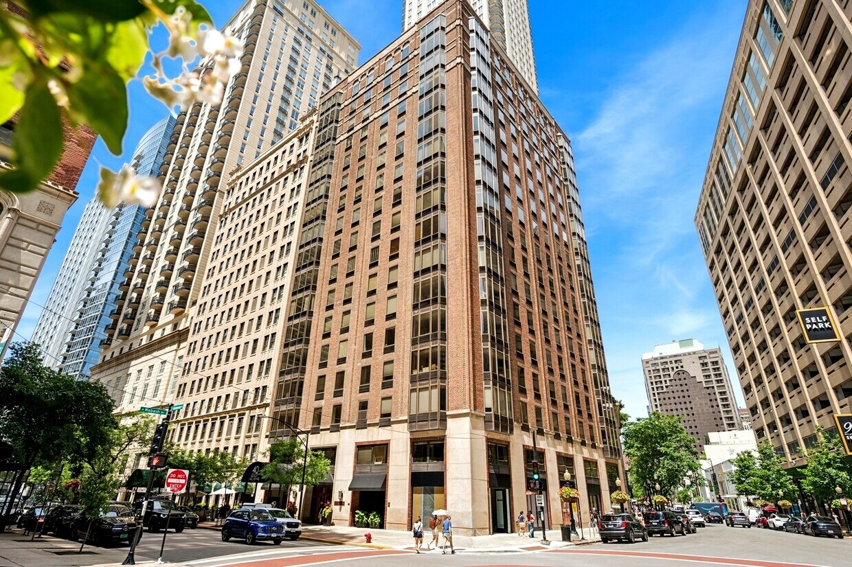 Primary Photo - 40 E Delaware Pl