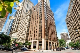 Building Photo - 40 E Delaware Pl