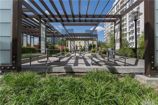 Foto del edificio - 131-01 40th Rd