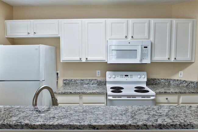 Foto del edificio - ? Spacious & Stylish 4-Bedroom Duplex? 1/2 off 1st Month