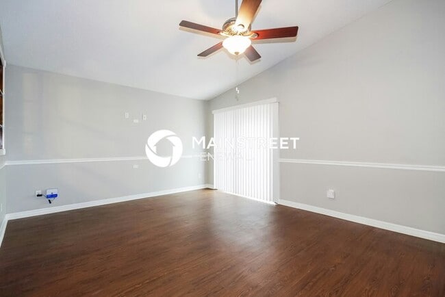 Photo - 3 Bedroom Pet-Friendly Home in Tampa, FL with Main Street Renewal