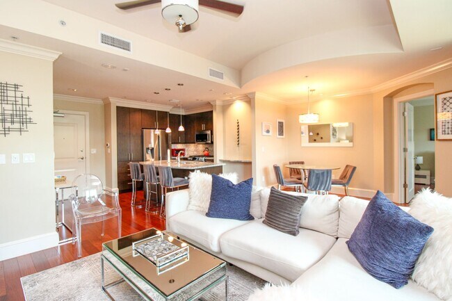 Foto del edificio - **STUNNING**FULLY FURNISHED**ANNUAL OR SEASONAL RENTAL**MERCADO**