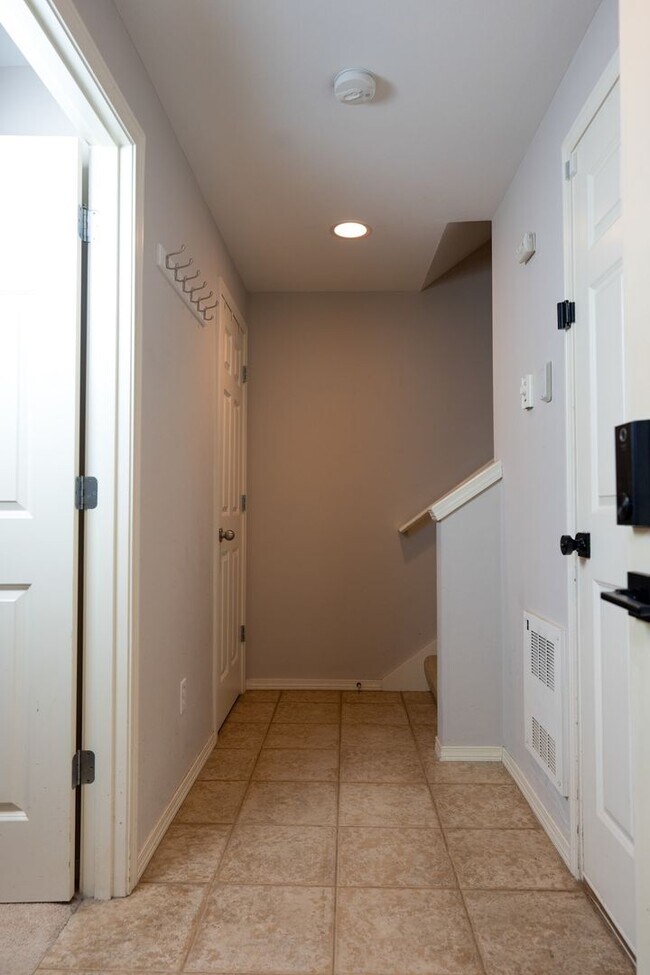 Foto del edificio - Spacious Greenwood Townhome with Private B...
