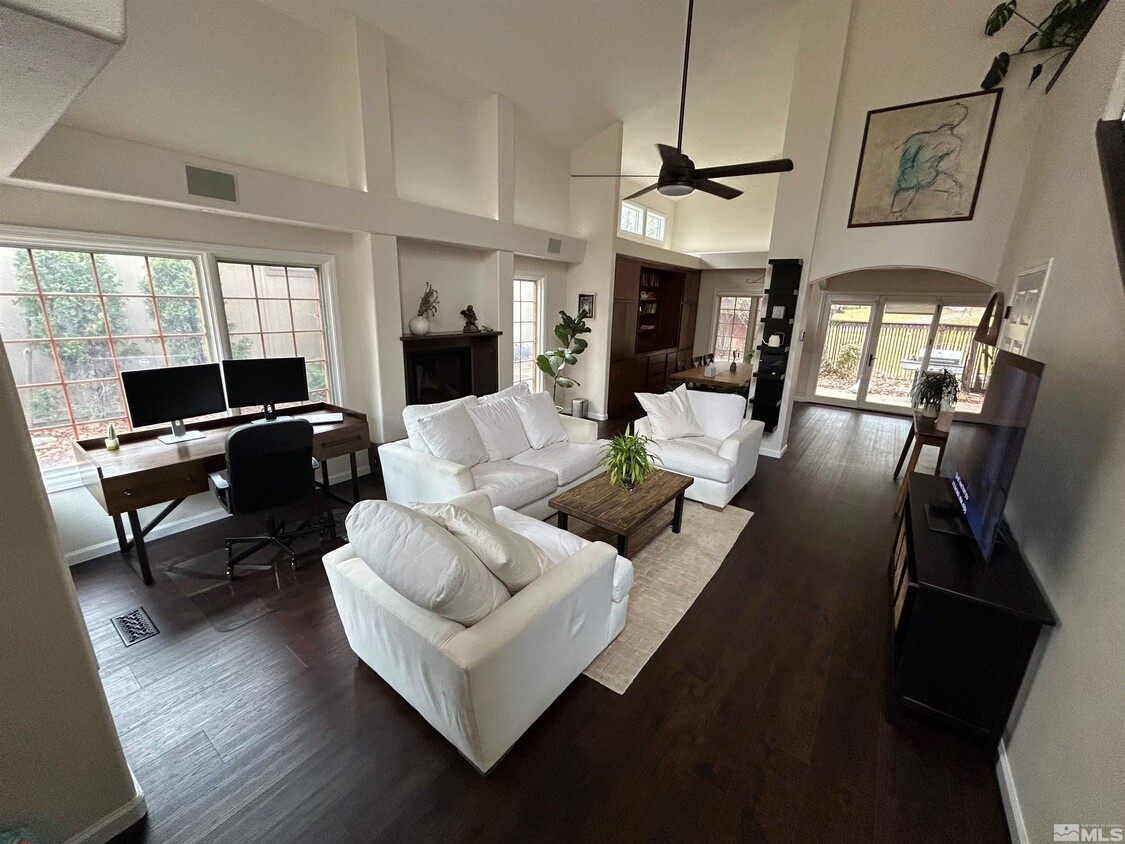 Primary Photo - 655 E Riverview Cir