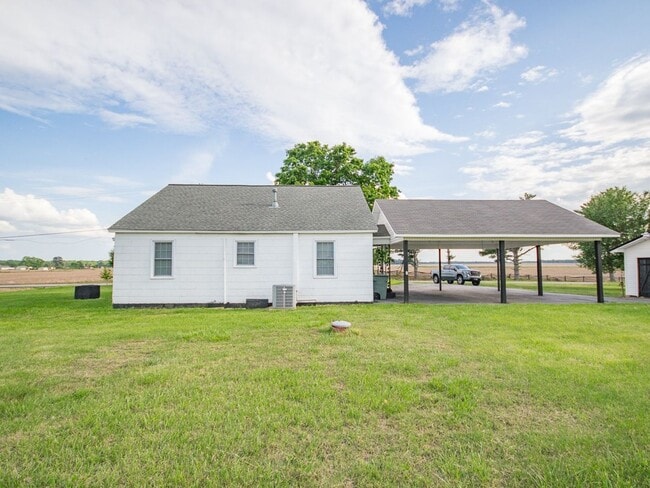 Foto del edificio - Farm House! Great Location....25 minutes f...