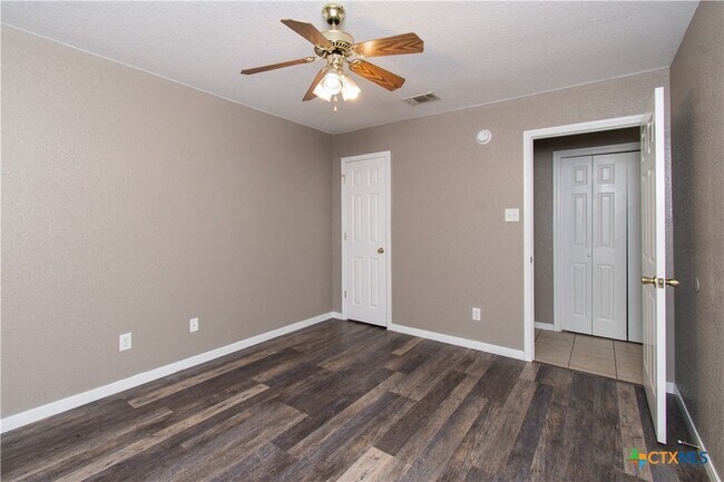 Foto del edificio - 3007 Dannen Ct