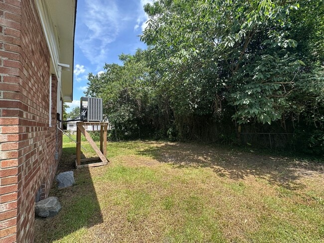 Building Photo - Renovated 3 Bed 1 Bath House