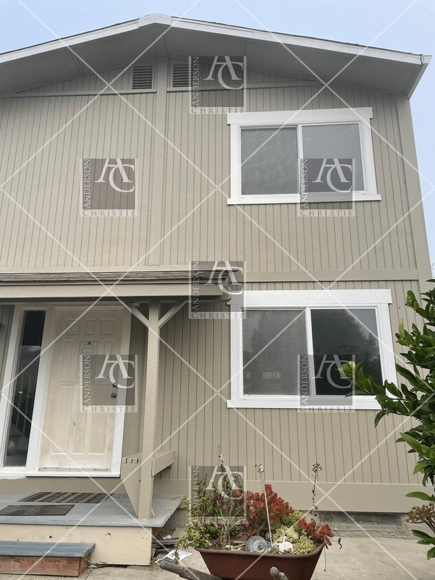 Foto principal - 3 bed 1.5 bath Home upper westside
