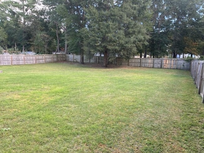 Building Photo - 3 Bedrooms and LARGE Backyard