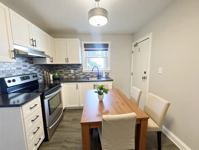 Building Photo - Spacious Suite In North End