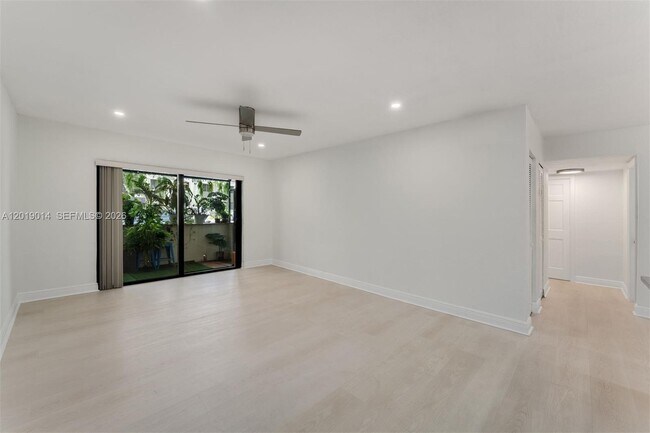 Foto del edificio - 7947 SW 104th St