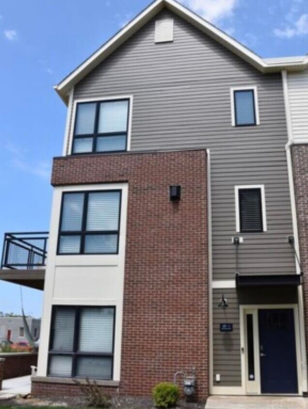 Primary Photo - 327 S Frances St