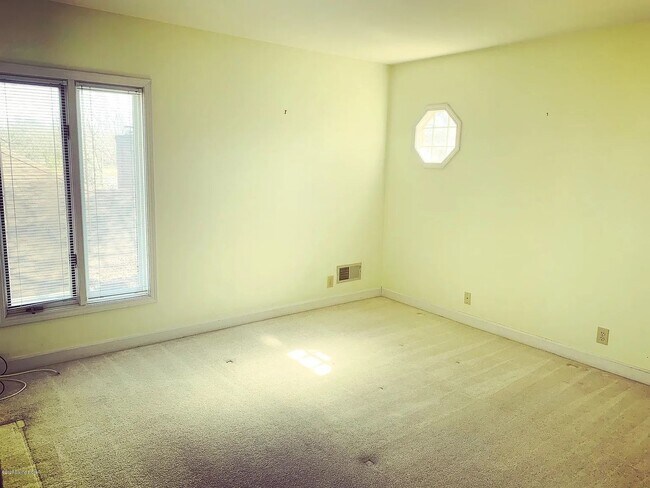 Building Photo - Check Out This Stunning & Rare Lake Forest Rental!