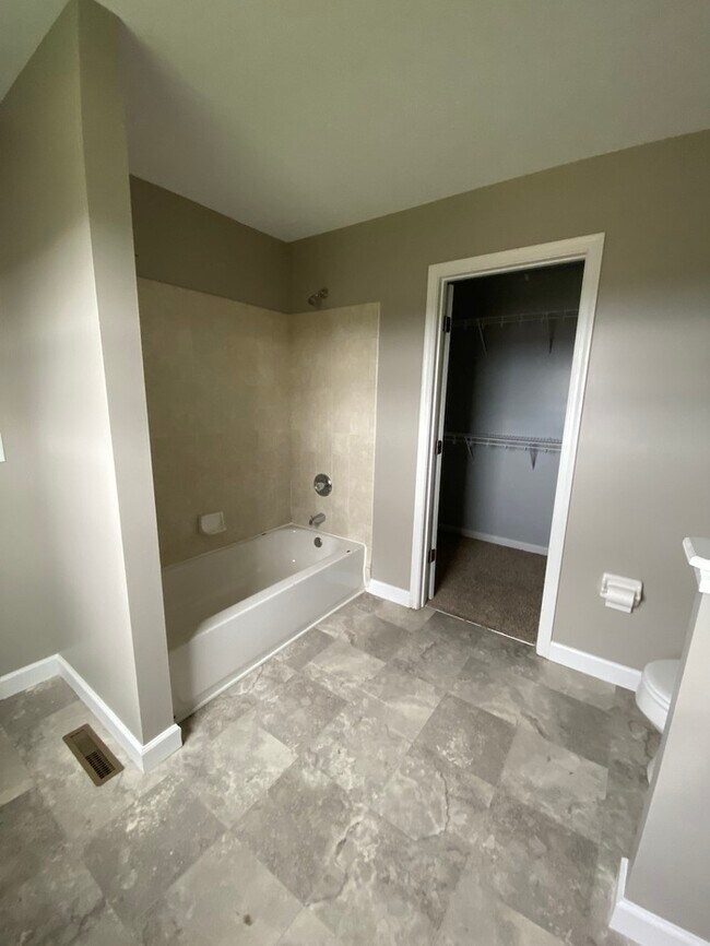 Building Photo - 5129 Springleaf Dr