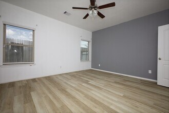 Building Photo - 2106 Benjamin Park