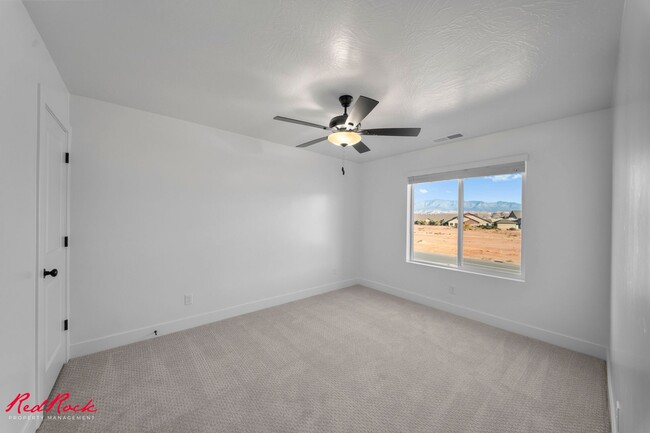 Building Photo - 1037 E Malibu Ln