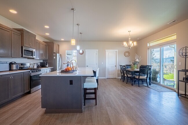 Foto del edificio - 725 Loves Hill Dr