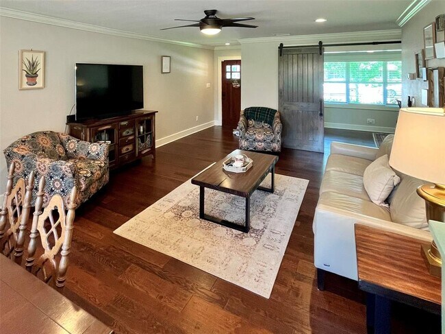 Building Photo - 9617 Pine Lake Dr