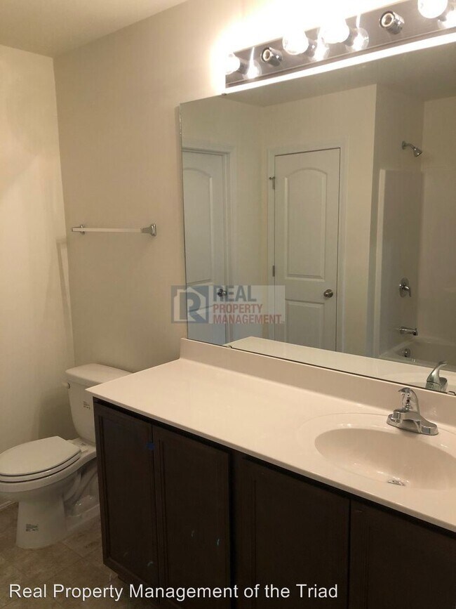 Foto del edificio - 4 br, 2.5 bath House - 502 Menlo Park Rd.