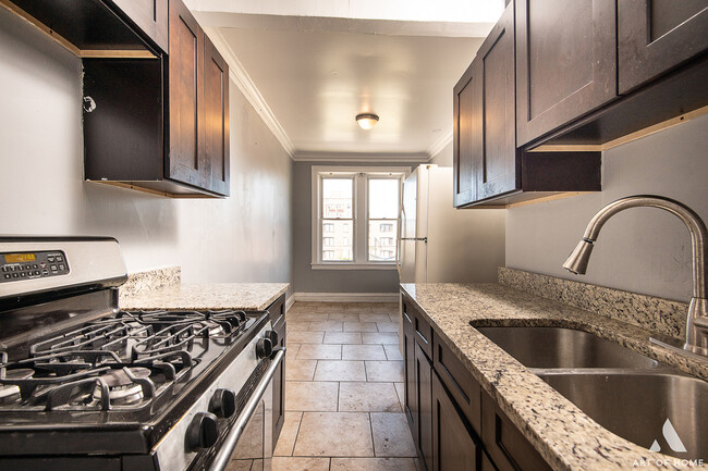 Building Photo - 2205 E 70th Pl