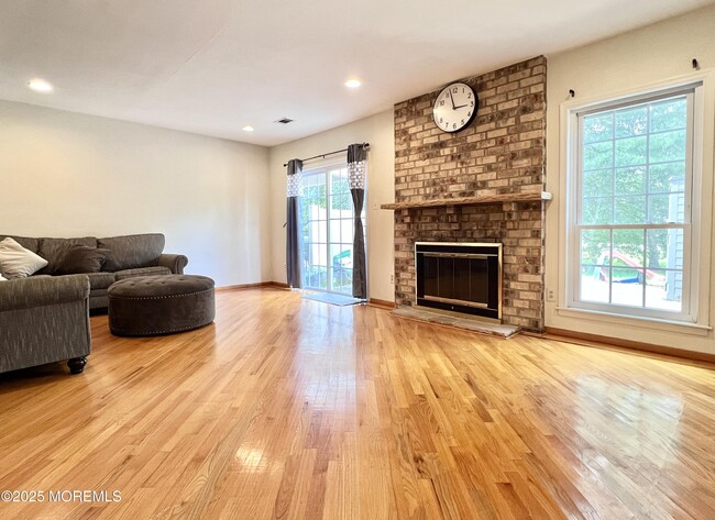 Building Photo - 571 Manchester Pl