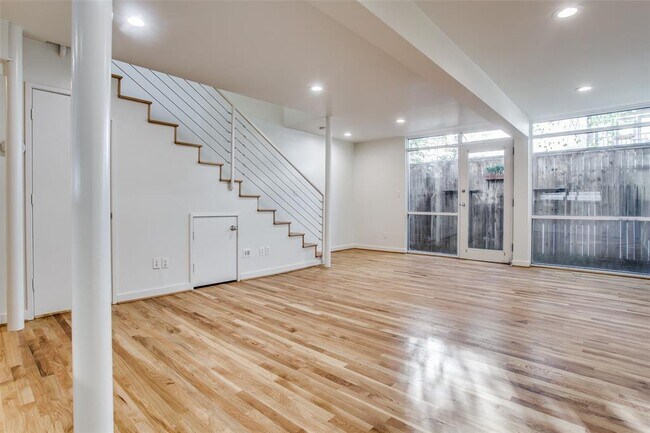 Building Photo - 4251 Buena Vista St