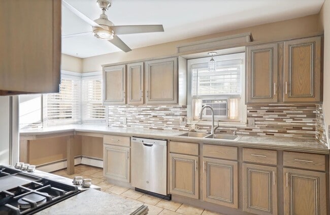 Foto del edificio - Designer-Inspired 3 Bedroom, 2 Bath Home With Finished Basement & In-Ground Pool